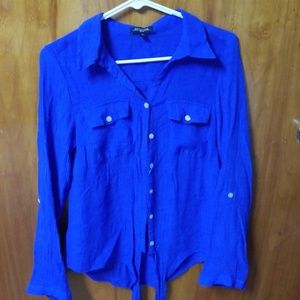 Very cute button up blouse with pockets.